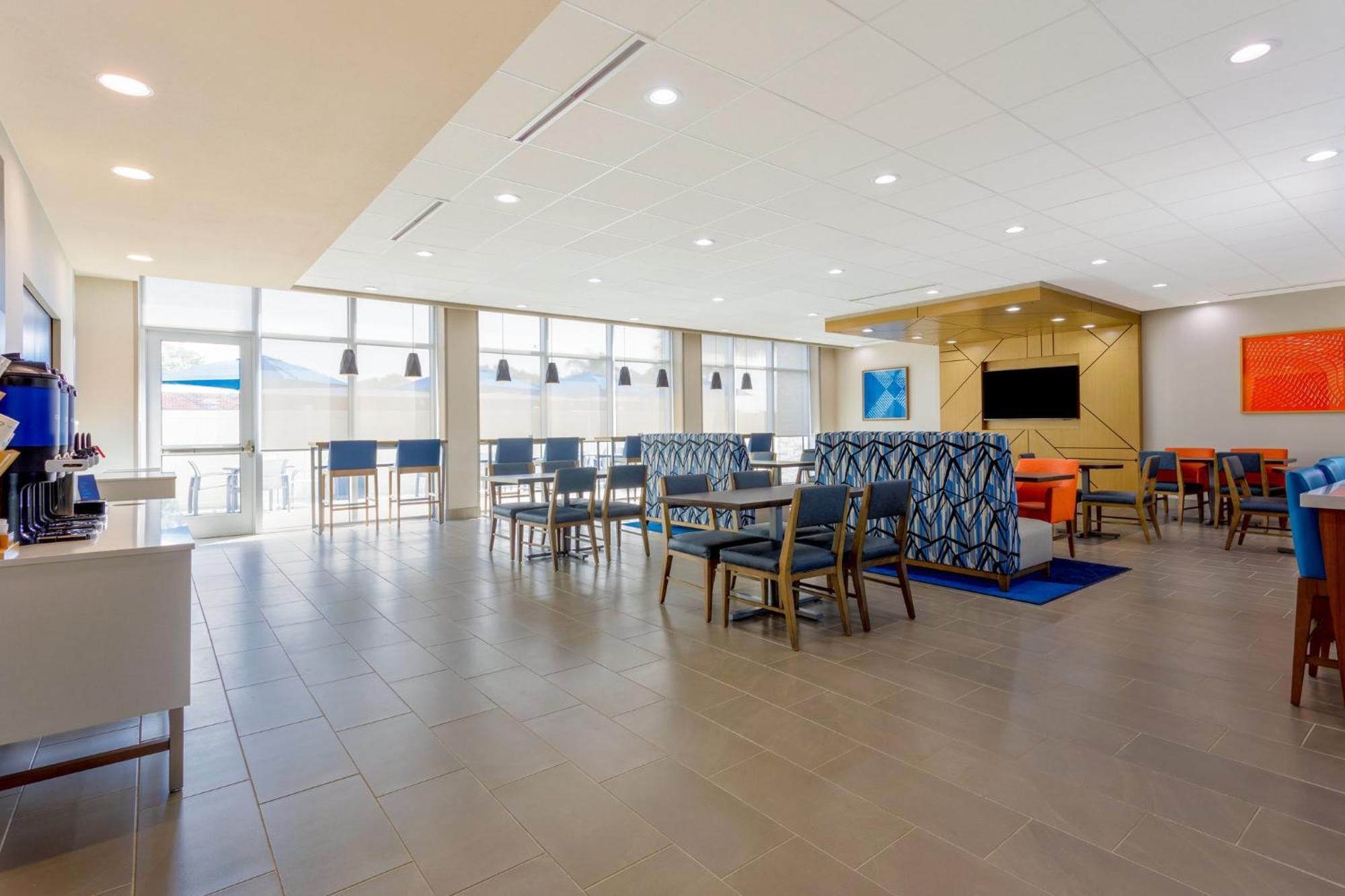 Express & Stadium - Airport Area By Ihg 3*