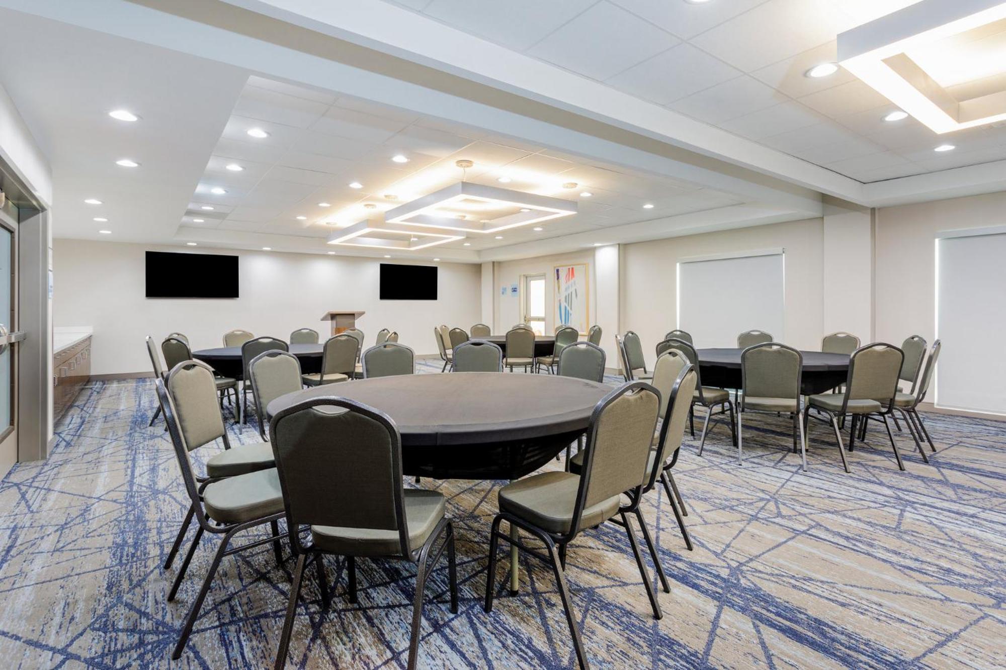 Express & Stadium - Airport Area By Ihg Hotel 3*
