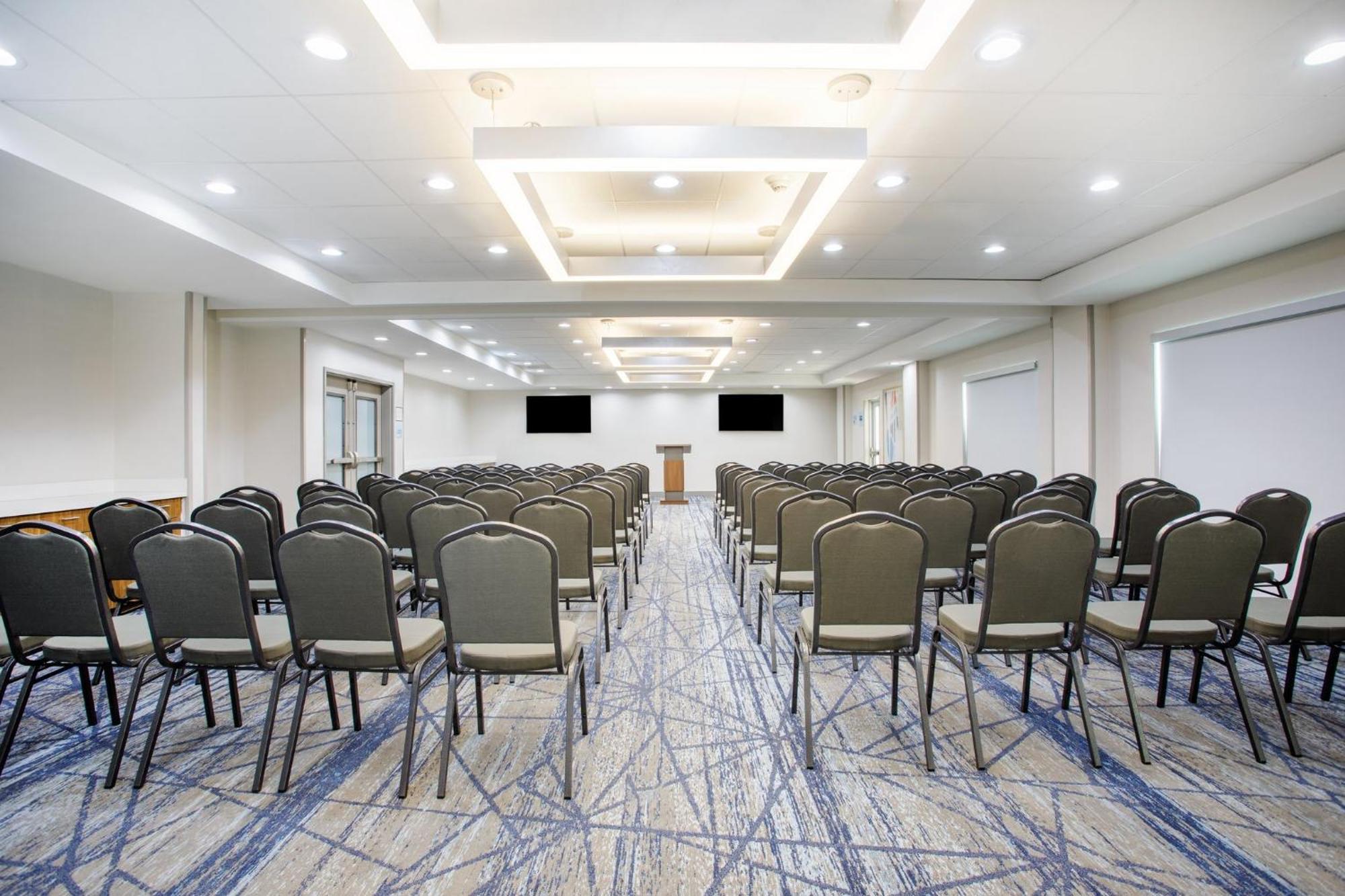 Express & Stadium - Airport Area By Ihg Tampa
